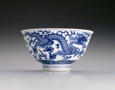 Skål med drager og bølger, Xianfeng-mærke og periode 1851-61 (porcelæn med blå underglasur) (se også 142299) af Chinese School