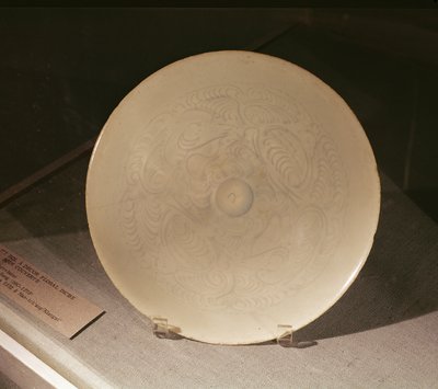 Skål med en indskåret blomsterdekoration, fra Nanchang, Jiangxi-provinsen, Sung-dynastiet, 12.-13. århundrede (porcelæn) af Chinese School