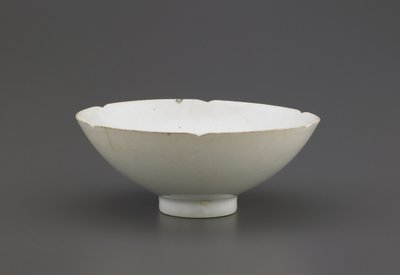 Skål med kant, Jingdezhen, Jiangzi-provinsen, Northern eller Southern Song-dynasti (keramik) af Chinese School