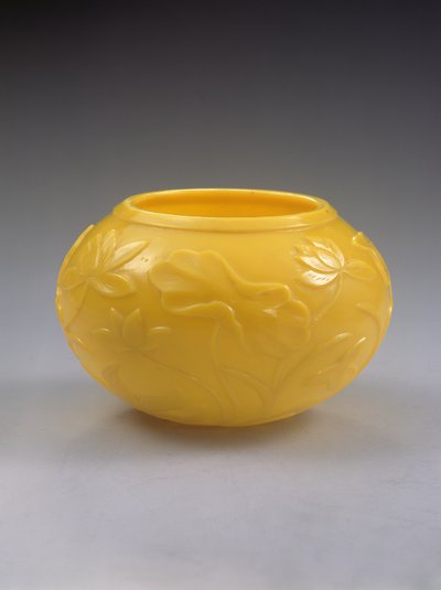 Udskåret skål, Qianlong periode (1736-95) (farvet glas) (se også 272125) af Chinese School