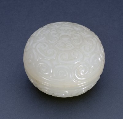 Circular Seal-Paste Box af Guri-lakstil med lingzhi-ruller, Ming-dynastiet (hvid sten) (se også 241120) af Chinese School