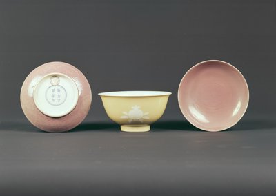 Cirkulær skål, Chien Lung periode (1736-95) (keramik) af Chinese School