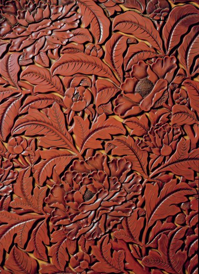 Detalje fra et udskåret fad med mærket Xuande (1426-36) i bunden, kinesisk (rød lak på træ) af Chinese School