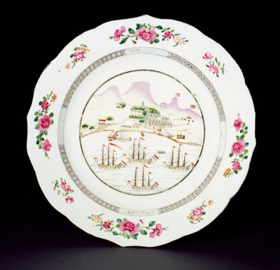 Middagstallerken malet i famille rose-emaljer, der viser Taffelbjerget og fire skibe, der sejler under det hollandske flag ud for Kap det Gode Håb, Qianlong-perioden (1736-95) ca. 1770 (porcelæn) af Chinese School