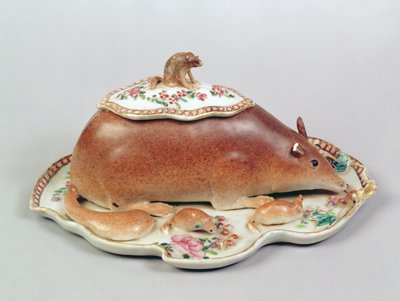 Famille rose sauce terrin og låg modelleret som et egern, Chien Lung periode (1736-95) (keramik) af Chinese School