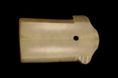 Fragment af dolkøkse (ge) sent Shang til tidligt vestlige Zhou-dynasti, 12.-10. århundrede f.Kr. (jade) af Chinese School