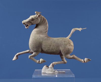 Galoperende hest med en hov hvilende på en svale, fra graven ved Wu-wei, Kansu, det østlige Han-dynasti (bronze) af Chinese School