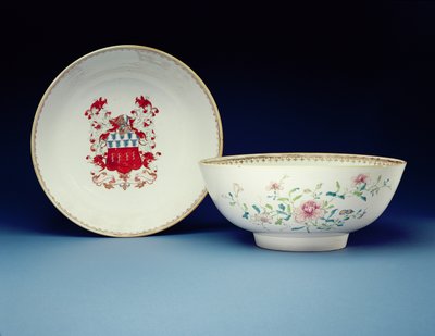 Et par skåle dekoreret i famille rose emalje med armene fra Joynes, Yongzheng periode (1723-35) (porcelæn) af Chinese School