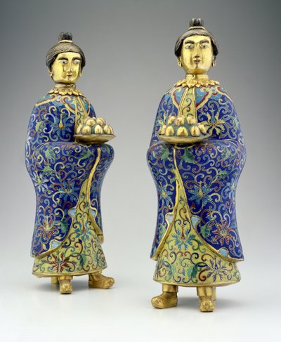 Et par kvindelige ledsagere, Qianlong-periode, 1736-95 (cloisonne-emalje) af Chinese School