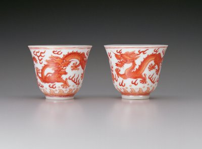 Et par vinkopper, forestillende femklørede drager på jagt efter flammende perler, Guangxu-mærke og periode 1875-1908, kinesisk (porcelæn med jernrød dekoration) af Chinese School