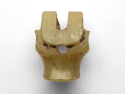 Vedhæng i form af et bovint hoved, omarbejdet, ca. 1100-1000 f.Kr. af Chinese School