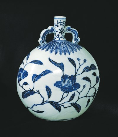 Pilgrims blå og hvid græskar med blomsterdekorationer, ca. 1403-24 (keramik) af Chinese School