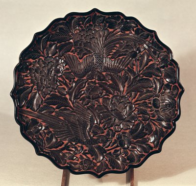 Tallerken med blomstermotiver og to fugle, Yuan-dynastiet (1271-1368) (lakeret træ) af Chinese School