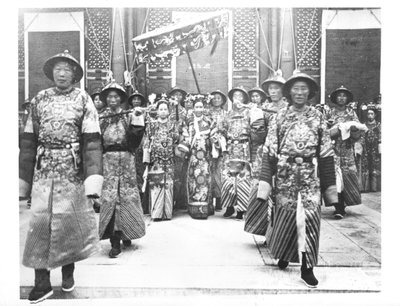 Portræt af TzU-Hsi (1835-1908) Enkekejserinde af Kina med ventende damer og vagter af Chinese School