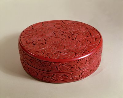 Rød lakkasse dekoreret med pæoner, 1426-27 (træ) af Chinese School