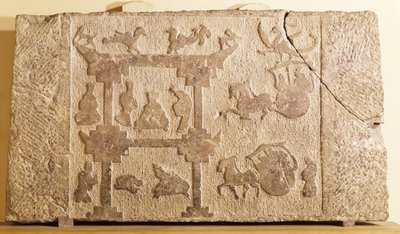 Plade dekoreret med vogne og mytiske fugle, Han-dynastiet (206 f.Kr.-220 e.Kr.) (sandsten) af Chinese School