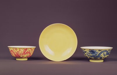 Gul skål med rouge-de-fer drager, Chien Lung periode (1736-95) (keramik) af Chinese School