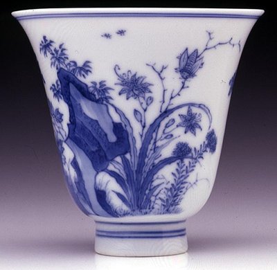 Halvæggeskal bægerbæger, Kangxi mærke og periode 1662-1722 (porcelæn med blå underglasur) (se 142559 og underside 142558) af Chinese School Chinese School
