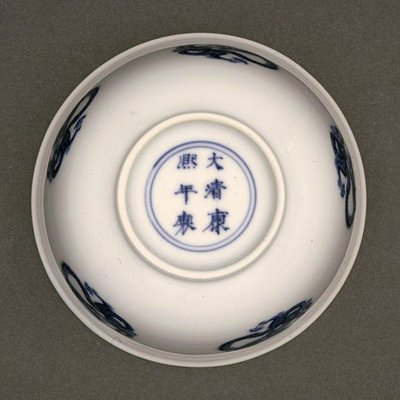 Underside af en skål, Kangximærke og -periode 1662-1722 (porcelæn med blå underglasur) (se også 142284) af Chinese School Chinese School