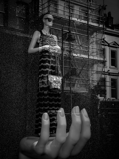 Refleksion i en mannequins hånd af Chris Hamilton