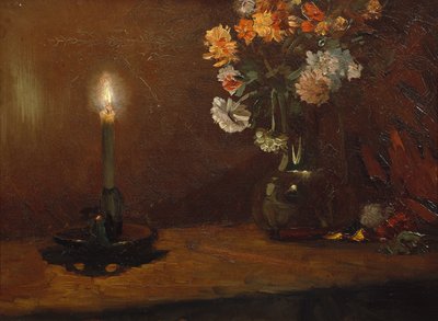 Arrangement med stearinlys og blomster i vase af Christian Eriksen Skredsvig
