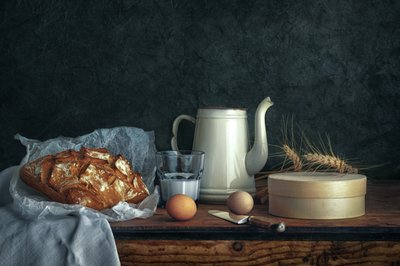 Brød og dagligdags varer fra gården af Christian MARCEL