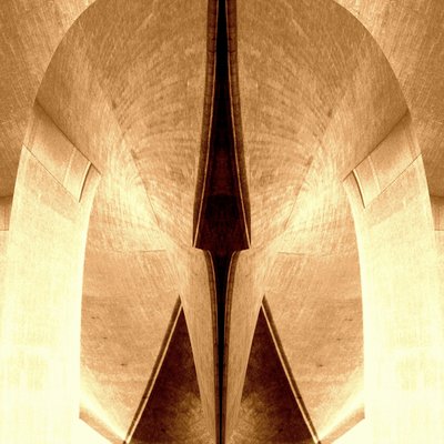 Sepia – Arkitektonisk symmetri af Christina Sillen