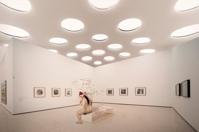 En nøgen julemand i et kunstgalleri af Christine von Diepenbroek