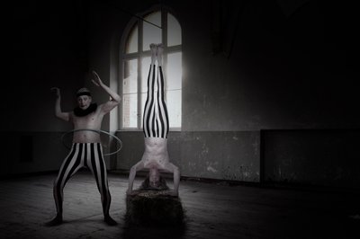 Dark Circus-håndstand af Christine von Diepenbroek