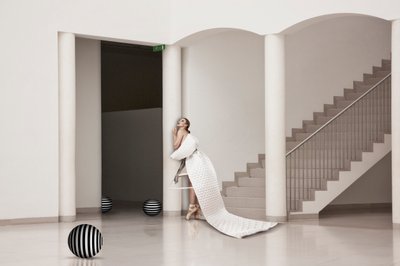 Elegant ballerina i hvid kjole af Christine von Diepenbroek