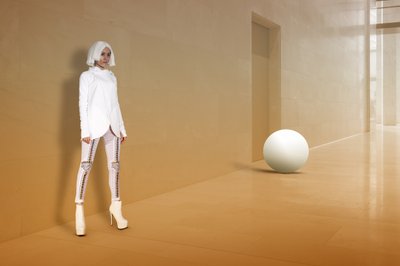 Futuristisk kvinde i entreen af Christine von Diepenbroek