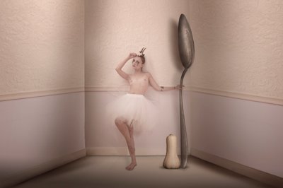 Kæmpe ske-ballerina af Christine von Diepenbroek