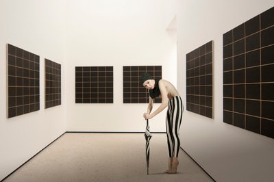 Stribet figur i galleriet af Christine von Diepenbroek