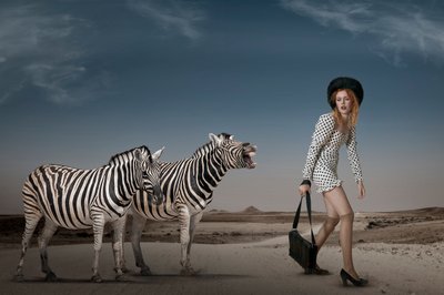 Surrealistisk modescene i ørkenen af Christine von Diepenbroek