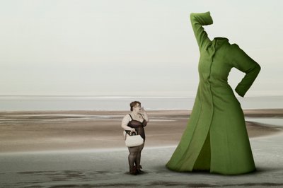 Den surrealistiske strand med den grønne frakke af Christine von Diepenbroek