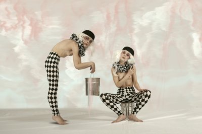 Surrealistiske harlekinfigurer af Christine von Diepenbroek