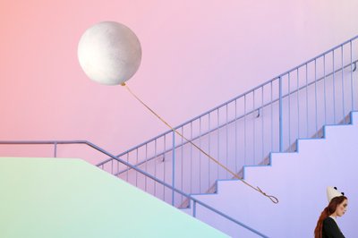 Surrealistisk trappe i pastelfarver af Christine von Diepenbroek