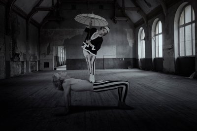 Surrealistiske rumakrobater af Christine von Diepenbroek