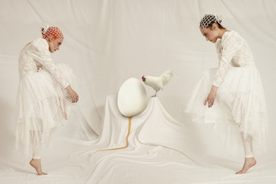 Surrealistiske kvinder og æg af Christine von Diepenbroek