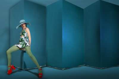 Et livligt modebillede i farven teal af Christine von Diepenbroek