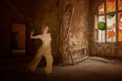 Fantastisk figur i et forladt rum af Christine von Diepenbroek