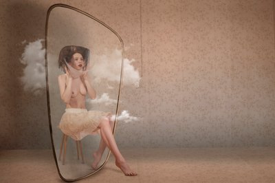 Kvinde i en skyboble af Christine von Diepenbroek