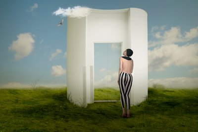 Kvinde ved en surrealistisk portal af Christine von Diepenbroek
