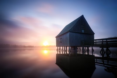 Solopgang ved Misty Boathouse af Christoph Schaarschmidt