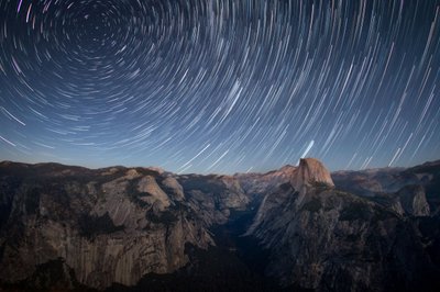 Stjernespor over Half Dome af Christoph Schaarschmidt