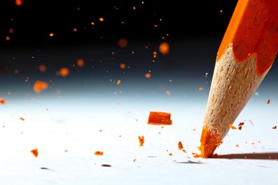 Den orange blyant knækker af Christophe Kiciak