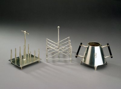 Toaststativ med opretstående understøtninger, fremstillet af Hukin & Heath, 1878 (se 46533 for detaljer); toaststativ i trekantet sektion, fremstillet af Elkington & Co., ca. 1875-88; sukkerskål med eboniseret træ h af Christopher Dresser
