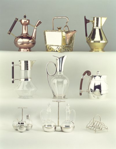 Top, L-R: Orientalsk kaffekande, Benham & Froud, ca. 1888 (messing, kobber og træ); japansk nittet firkantet tekande, Benham & Froud, ca. 1888 (kobber og messing); Claret Jug, Richard Perry, Søn & Co., ca. 1880 af Christopher Dresser