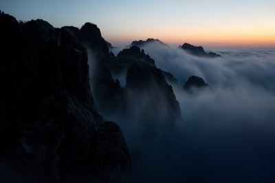 Tågede bjergtoppe af Chuanxu Ren