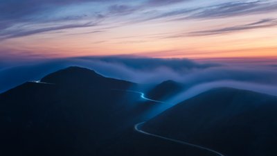 Slynget bjerg i skumringen af Chuanxu Ren